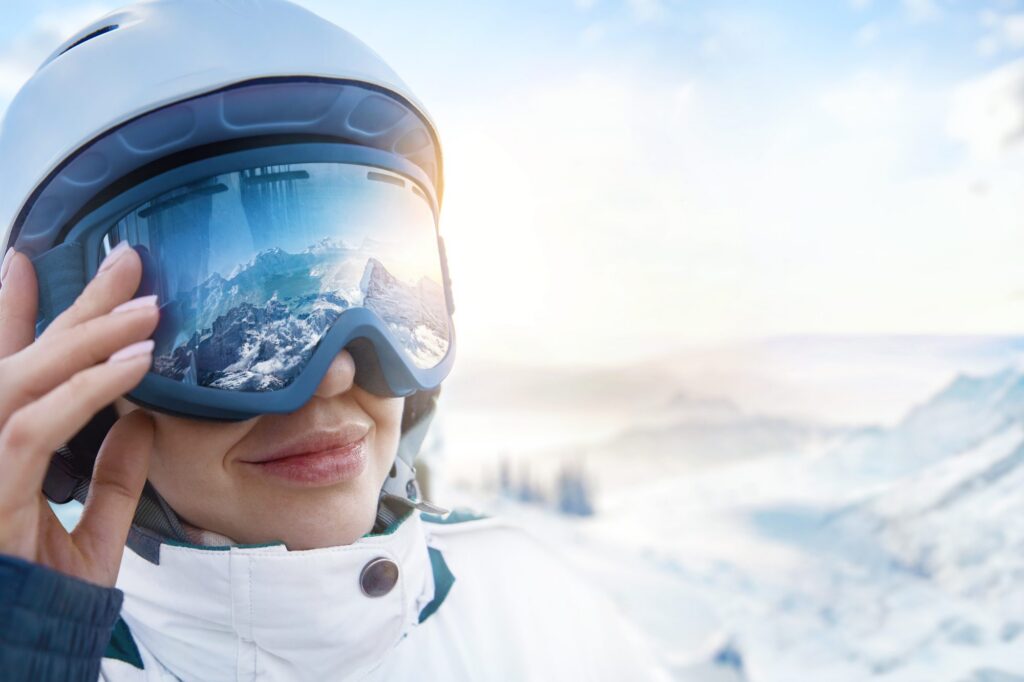 Sciatrice con casco e maschera