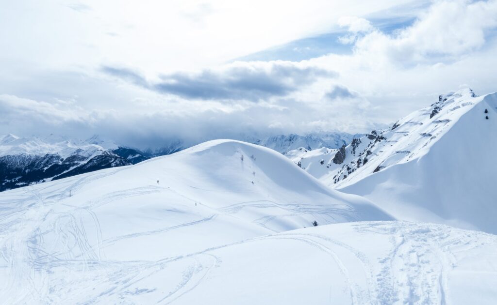 Cime e pendii innevati